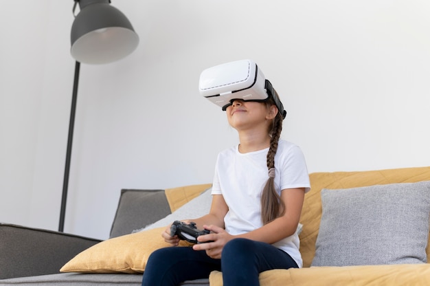 Free photo medium shot girl with vr glasses