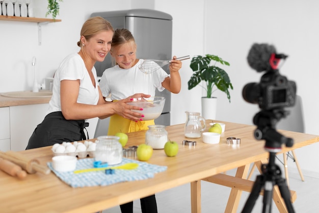 ミディアムショットの女の子と女性の料理