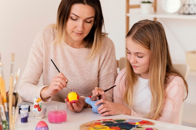 ミディアムショットの女の子と女性の絵