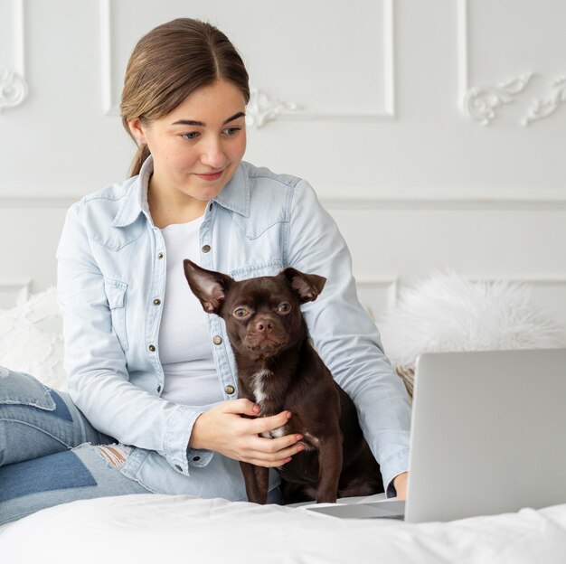 犬と一緒に働くミディアムショットの女の子