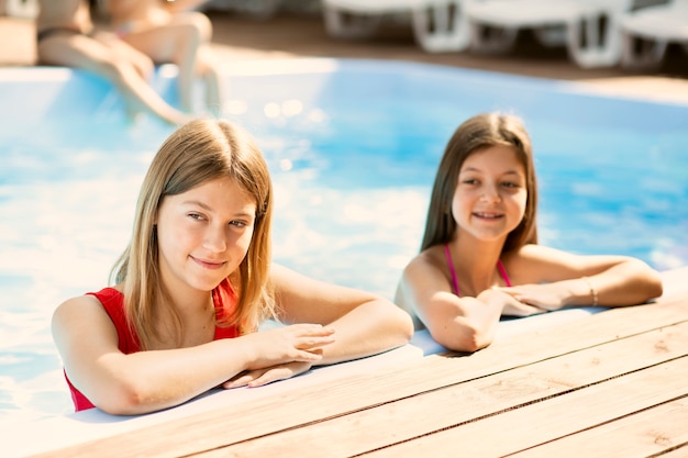 Средний снимок девушек в бассейне