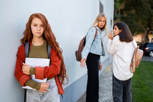 Девушки среднего роста критикуют подростка