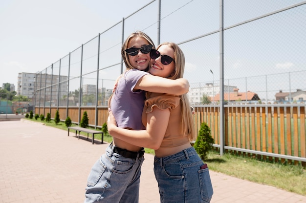 Ragazze di tiro medio che si abbracciano