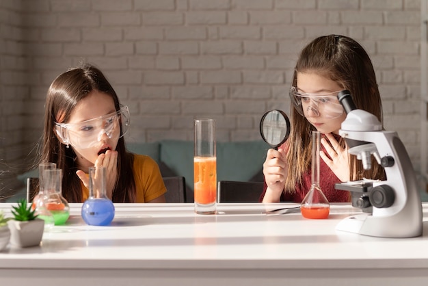 과학을 배우는 미디엄 샷 소녀