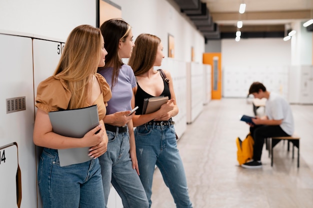 Foto gratuita ragazze di tiro medio che guardano il ragazzo