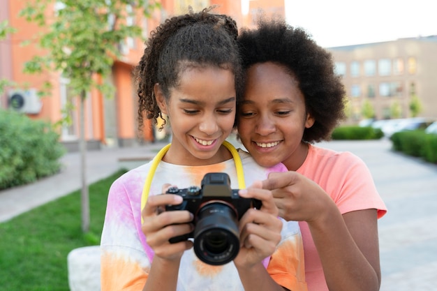 Free photo medium shot girls looking at camera