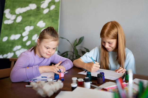 Free photo medium shot girls painting together