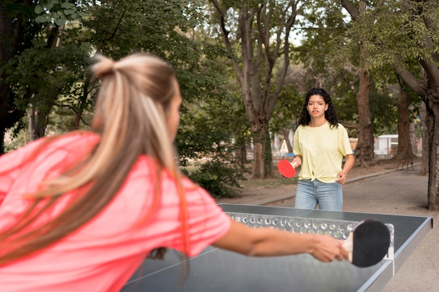 Ragazze di tiro medio che giocano a ping-pong