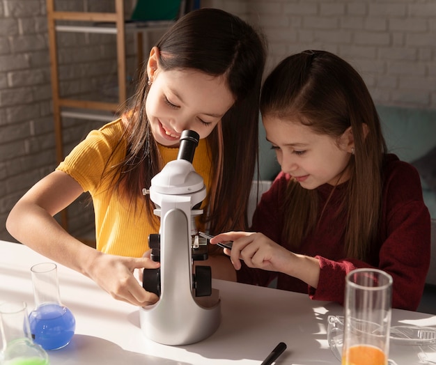 Foto gratuita ragazze di tiro medio che studiano