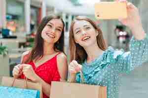 Free photo medium shot girls taking a selfie