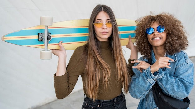 Foto gratuita ragazze di tiro medio con skateboard