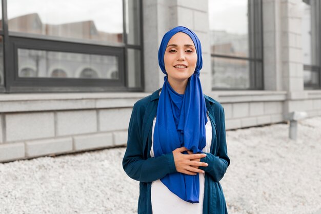 중간 샷 화려한 여자, hijab 웃는 외부