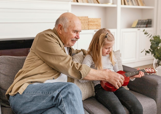 Free photo medium shot grandfather and girl