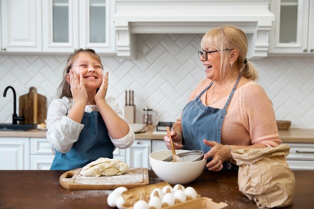 Средний план бабушка и девочка на кухне