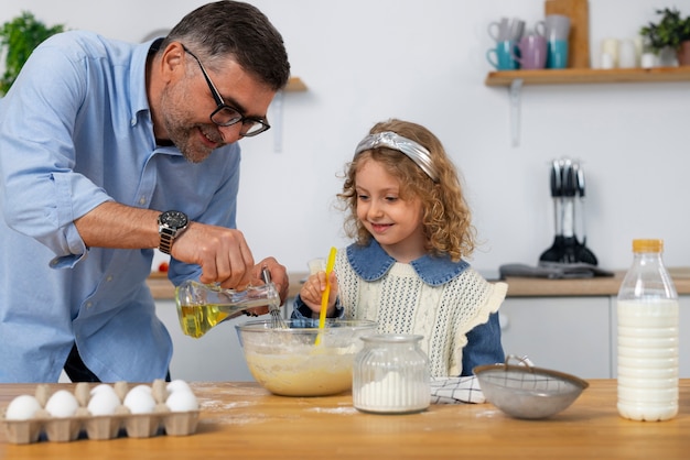 Foto gratuita nonno e ragazza del colpo medio in cucina