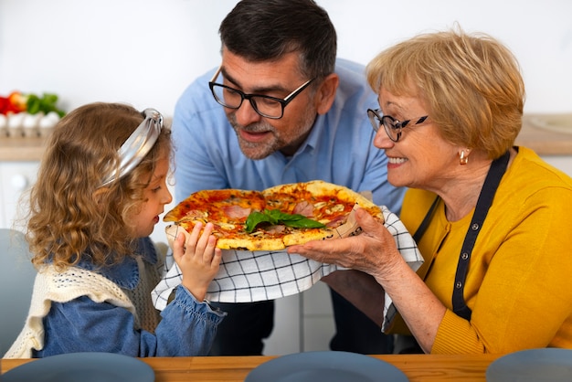 Foto gratuita nonni e ragazza del colpo medio in cucina