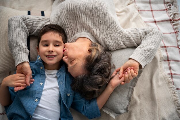 Free photo medium shot grandson and grandmother indoors