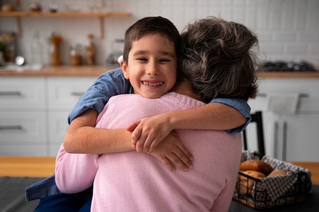 Foto gratuita nipote e nonna di tiro medio al chiuso