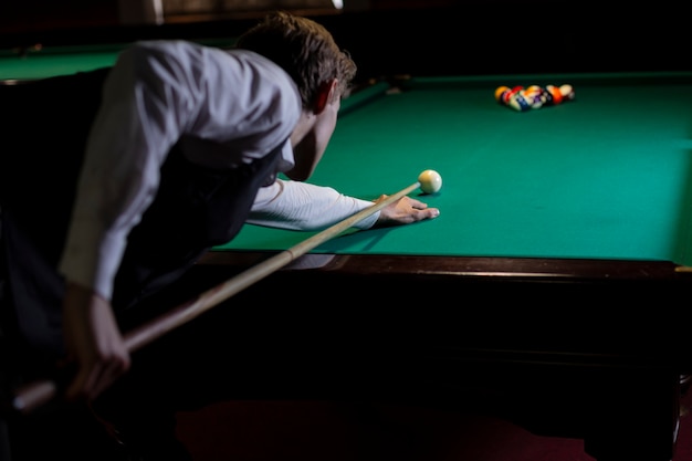 Medium shot guy holding pool cue 