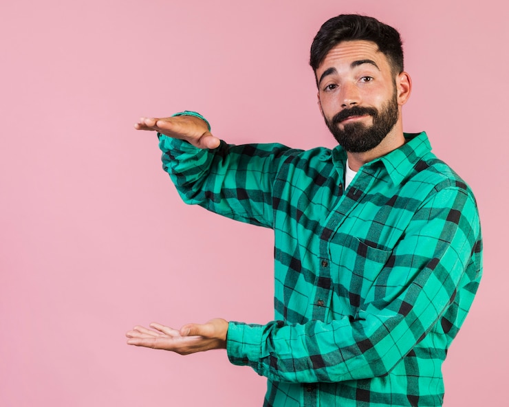 मुफ़्त फोटो medium shot guy looking at the camera