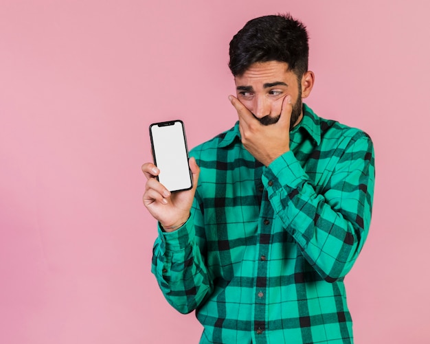 Foto gratuita mezzo colpo ragazzo guardando il suo telefono