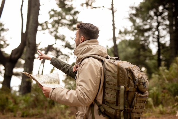 Foto gratuita ragazzo di tiro medio che punta a qualcosa