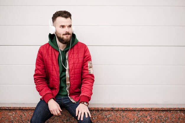 Free photo medium shot guy with headphones sitting