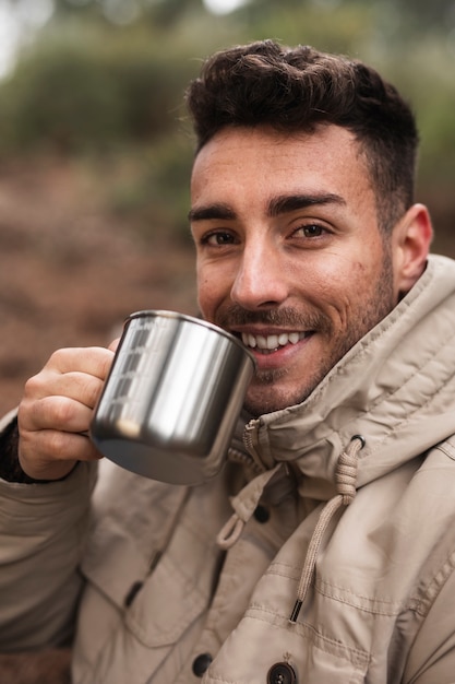 Free photo medium shot guy with metallic mug