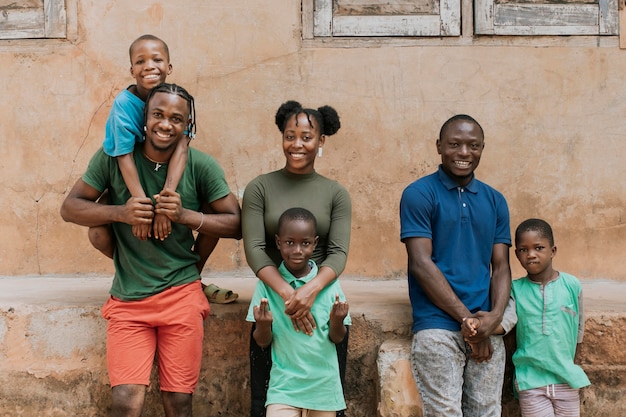 Gente africana felice del colpo medio