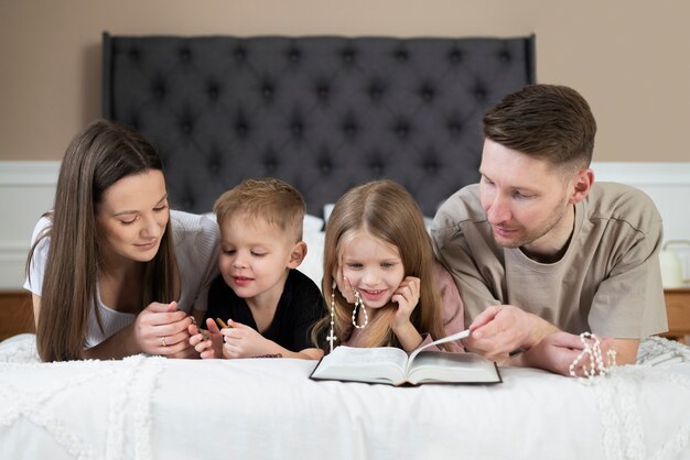 ミディアムショットの幸せなキリスト教の家族