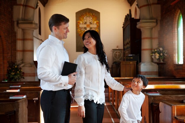 교회에서 중간 샷 행복한 기독교 가족