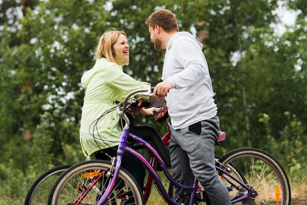 Средний снимок счастливой пары на велосипедах