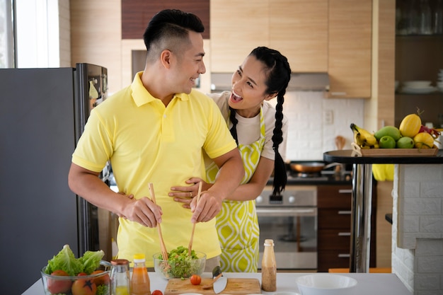 Medium shot happy couple in kitchen la