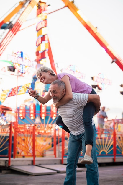 Free photo medium shot happy couple outdoors