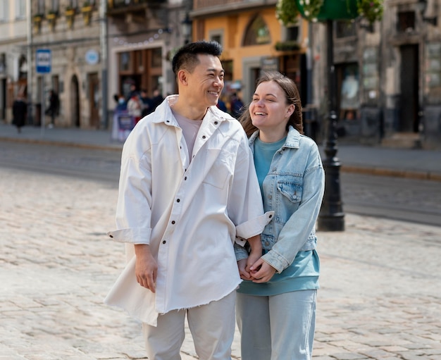 Free photo medium shot happy couple outdoors