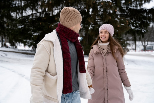 Средний снимок счастливая пара в зимнее время