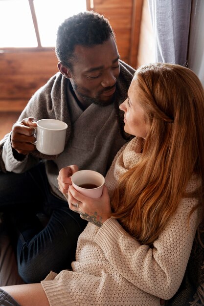 Средний снимок счастливая пара с кофе