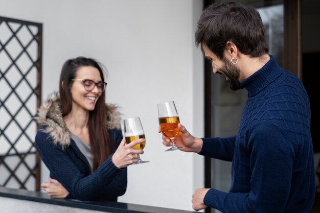 飲み物とミディアムショットの幸せなカップル