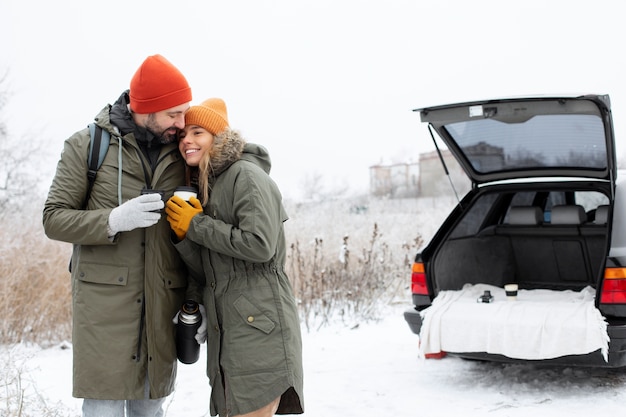 Free photo medium shot happy couple with hot drinks