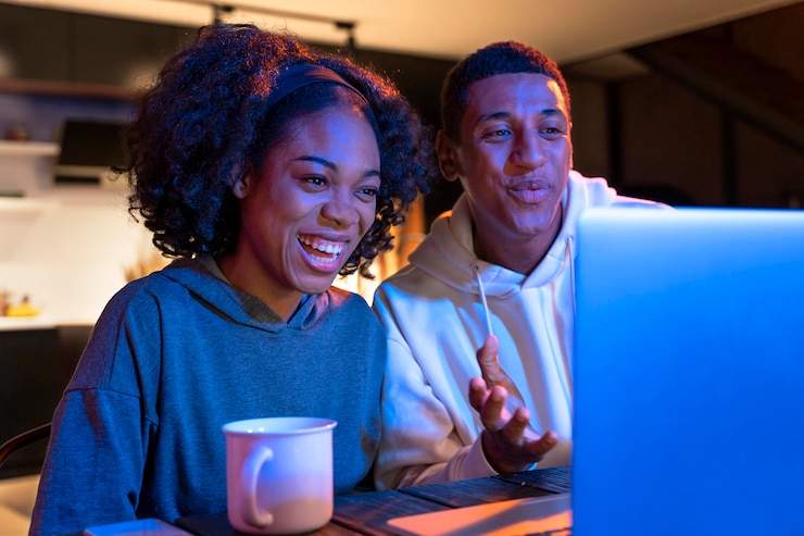 Free Photo medium shot happy couple with laptop