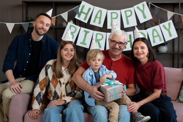 Foto gratuita famiglia felice di tiro medio al compleanno