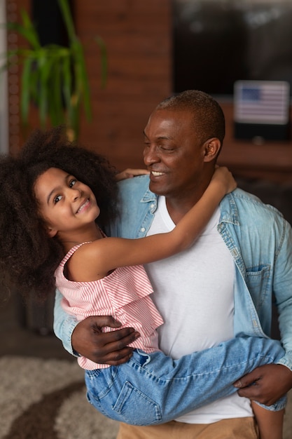 Foto gratuita famiglia felice del colpo medio che celebra a casa