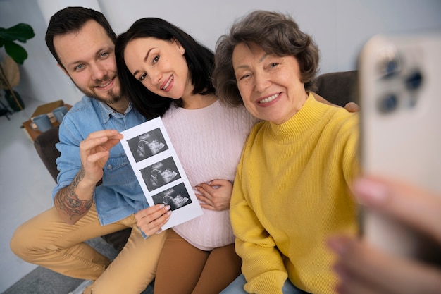 Free photo medium shot happy family expecting baby