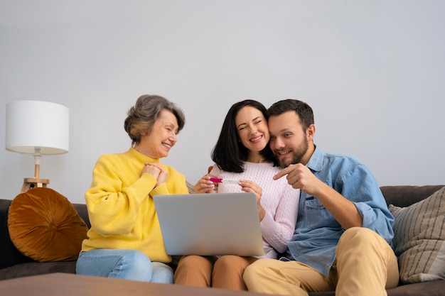 Foto gratuita famiglia felice del colpo medio che aspetta bambino