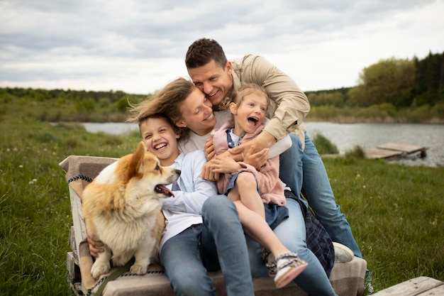 중간 샷 행복 함 가족 자연