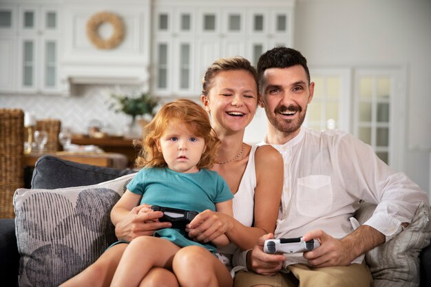 Счастливая семья среднего размера, играющая в видеоигры