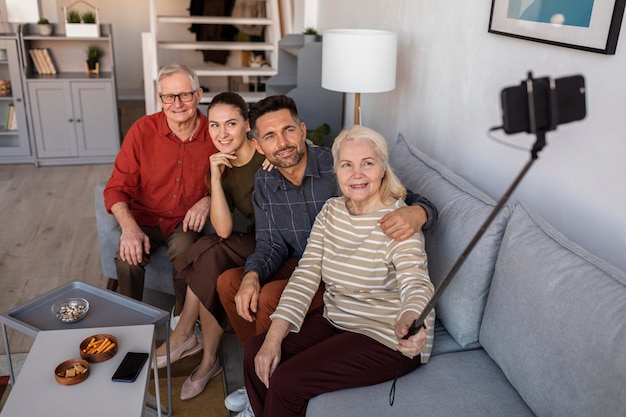 Foto gratuita famiglia felice del colpo medio che prende i selfie