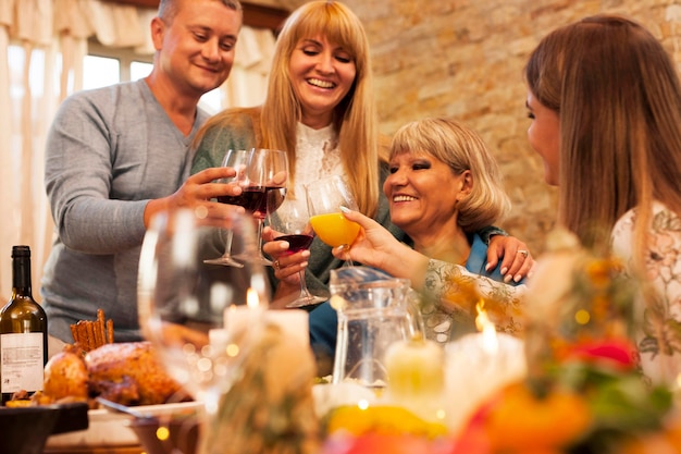 Foto gratuita tostatura della famiglia felice del colpo medio