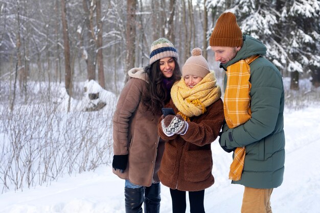 Средний снимок счастливая семья в зимнее время