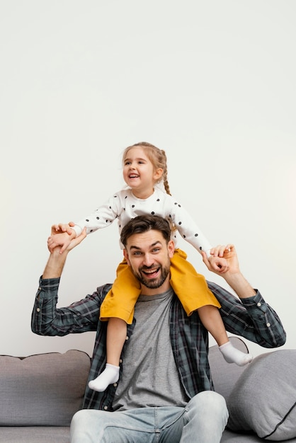 Средний снимок счастливых отца и ребенка